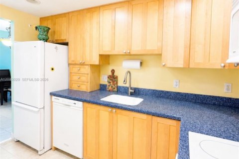 Condo in Hallandale Beach, Florida, 1 bedroom  № 2087164 - photo 10