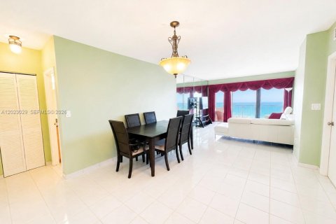 Condo in Hallandale Beach, Florida, 1 bedroom  № 2087164 - photo 8