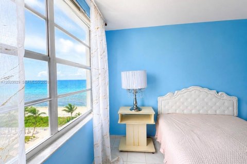 Condo in Hallandale Beach, Florida, 1 bedroom  № 2087164 - photo 12
