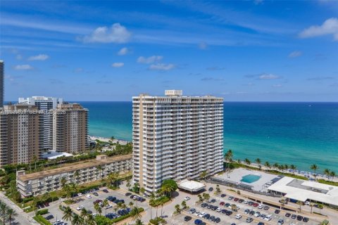 Condo in Hallandale Beach, Florida, 1 bedroom  № 2087164 - photo 25