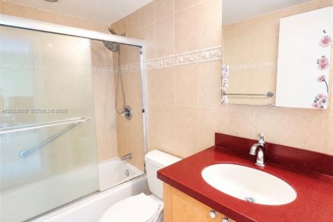 Condo in Hallandale Beach, Florida, 1 bedroom  № 2087164 - photo 15