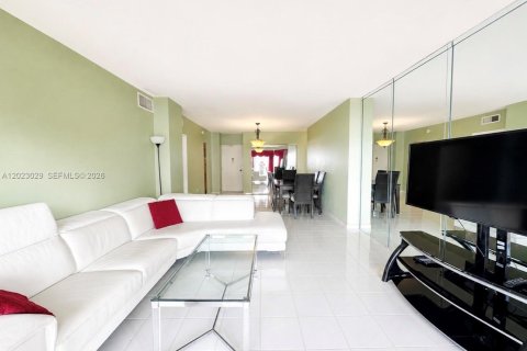 Condo in Hallandale Beach, Florida, 1 bedroom  № 2087164 - photo 6
