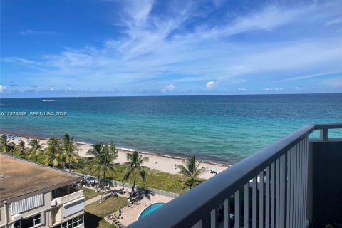 Condo in Hallandale Beach, Florida, 1 bedroom  № 2087164 - photo 16