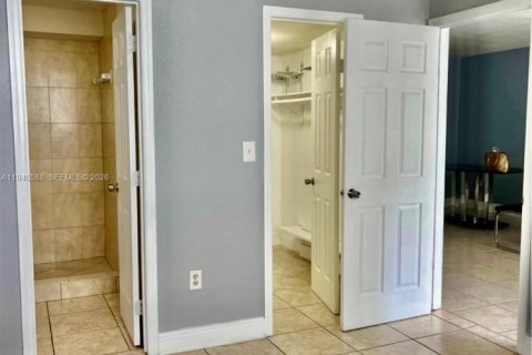 Copropriété à louer à Hialeah Gardens, Floride: 2 chambres, 89.19 m2 № 1997980 - photo 6