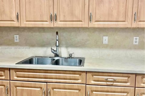 Copropriété à louer à Hialeah Gardens, Floride: 2 chambres, 89.19 m2 № 1997980 - photo 4