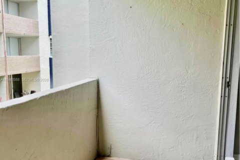 Copropriété à louer à Hialeah Gardens, Floride: 2 chambres, 89.19 m2 № 1997980 - photo 3