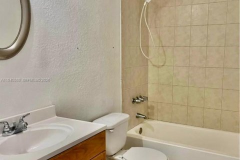 Copropriété à louer à Hialeah Gardens, Floride: 2 chambres, 89.19 m2 № 1997980 - photo 9