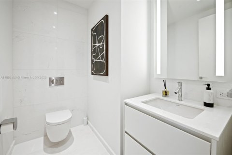 Condo in Miami, Florida, 2 bedrooms  № 1952873 - photo 21