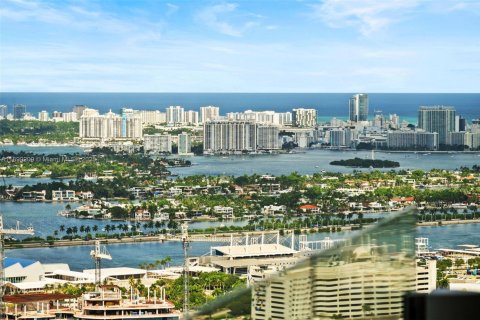 Condo in Miami, Florida, 2 bedrooms  № 1952873 - photo 7
