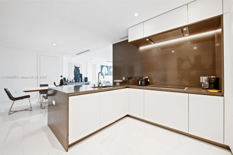Condo in Miami, Florida, 2 bedrooms  № 1952873 - photo 13