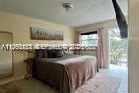 Condo in Hollywood, Florida, 1 bedroom  № 2056048 - photo 11