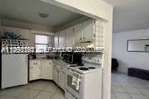 Condo in Hollywood, Florida, 1 bedroom  № 2056048 - photo 5