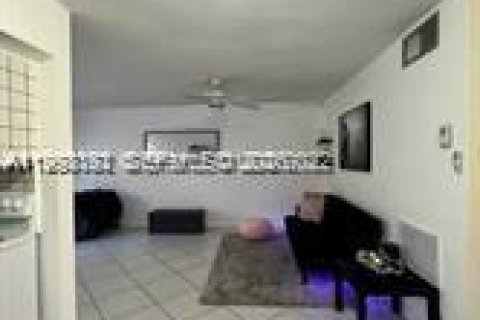 Condo in Hollywood, Florida, 1 bedroom  № 2056048 - photo 6