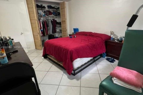 Condo in Hollywood, Florida, 1 bedroom  № 2056048 - photo 13