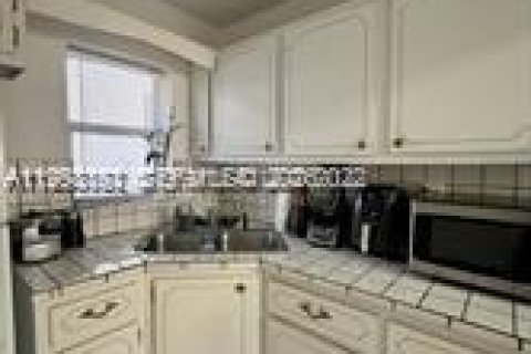 Condo in Hollywood, Florida, 1 bedroom  № 2056048 - photo 2