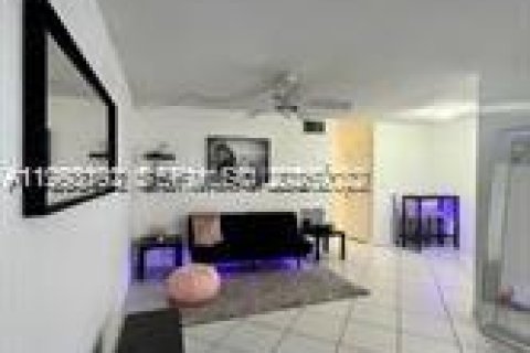 Condo in Hollywood, Florida, 1 bedroom  № 2056048 - photo 7