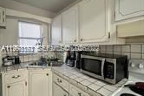 Condo in Hollywood, Florida, 1 bedroom  № 2056048 - photo 3