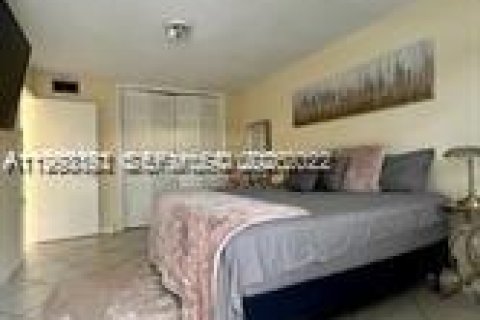 Condo in Hollywood, Florida, 1 bedroom  № 2056048 - photo 9