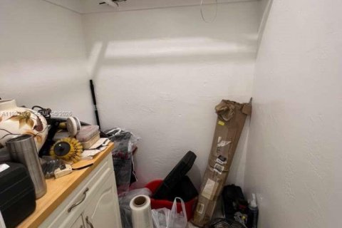 Condo in Hollywood, Florida, 1 bedroom  № 2056048 - photo 19