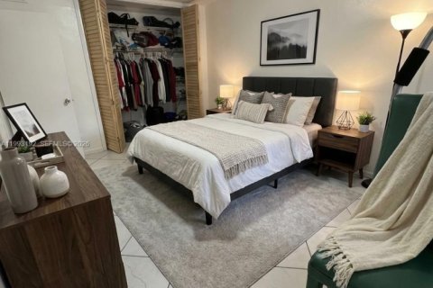 Condo in Hollywood, Florida, 1 bedroom  № 2056048 - photo 14