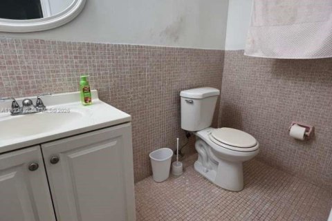 Condo in Hollywood, Florida, 1 bedroom  № 2056048 - photo 18