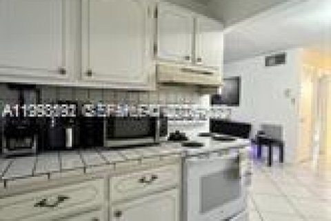 Condo in Hollywood, Florida, 1 bedroom  № 2056048 - photo 4