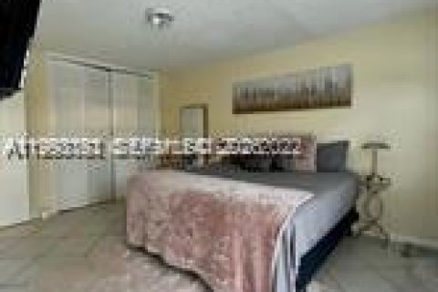 Condo in Hollywood, Florida, 1 bedroom  № 2056048 - photo 10