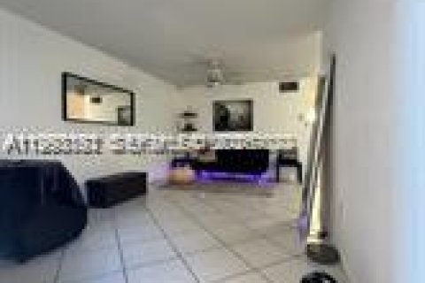 Condo in Hollywood, Florida, 1 bedroom  № 2056048 - photo 8