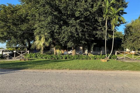 House in Miami, Florida 4 bedrooms, 285.3 sq.m. № 1957030 - photo 1