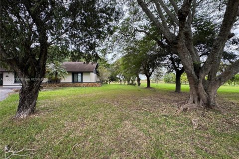 House in Miami, Florida 4 bedrooms, 285.3 sq.m. № 1957030 - photo 2