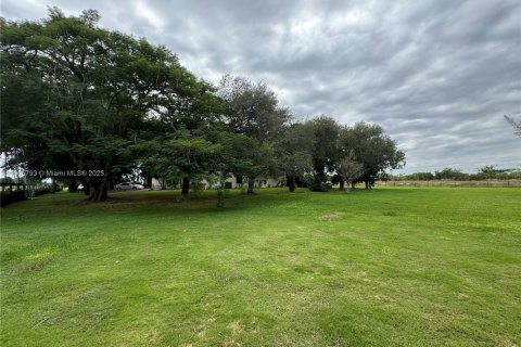 House in Miami, Florida 4 bedrooms, 285.3 sq.m. № 1957030 - photo 3