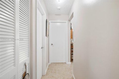 House in Lauderhill, Florida 3 bedrooms, 136.29 sq.m. № 2398068 - photo 20