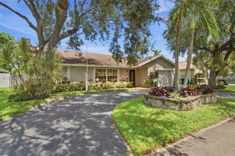 House in Lauderhill, Florida 3 bedrooms, 136.29 sq.m. № 2398068