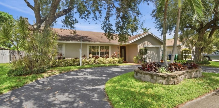House in Lauderhill, Florida 3 bedrooms, 136.29 sq.m. № 2398068
