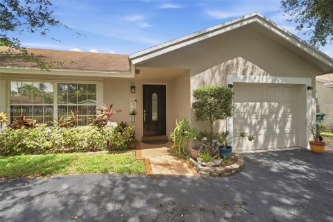 House in Lauderhill, Florida 3 bedrooms, 136.29 sq.m. № 2398068 - photo 2