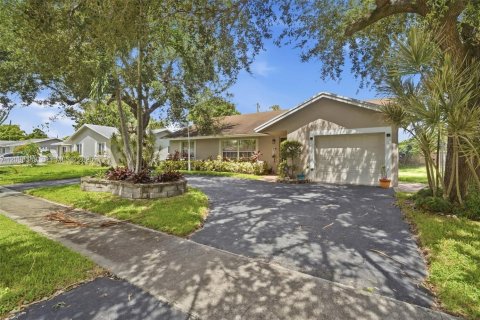 House in Lauderhill, Florida 3 bedrooms, 136.29 sq.m. № 2398068 - photo 4