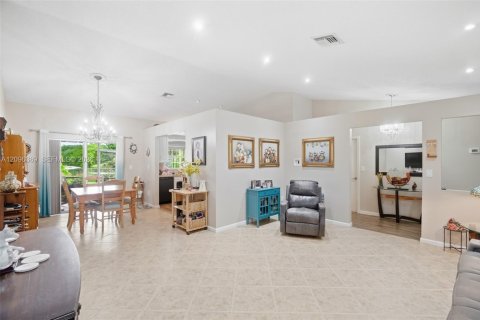 House in Lauderhill, Florida 3 bedrooms, 136.29 sq.m. № 2398068 - photo 28