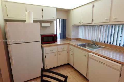 Купить кондоминиум в Санни-Айлс-Бич, Флорида 2 спальни, 83.05м2, № 1959504 - фото 1