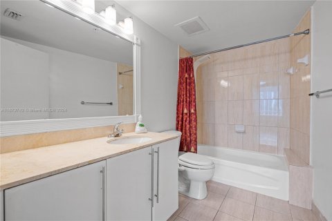 Купить кондоминиум в Майами, Флорида 2 спальни, 97.36м2, № 1811503 - фото 13