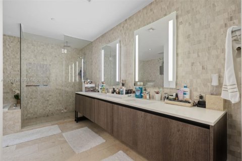 Condo in Miami, Florida, 2 bedrooms  № 2042293 - photo 14