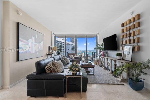 Condo in Miami, Florida, 2 bedrooms  № 2042293 - photo 11