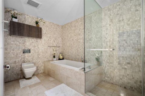 Condo in Miami, Florida, 2 bedrooms  № 2042293 - photo 15