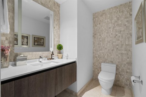 Condo in Miami, Florida, 2 bedrooms  № 2042293 - photo 5