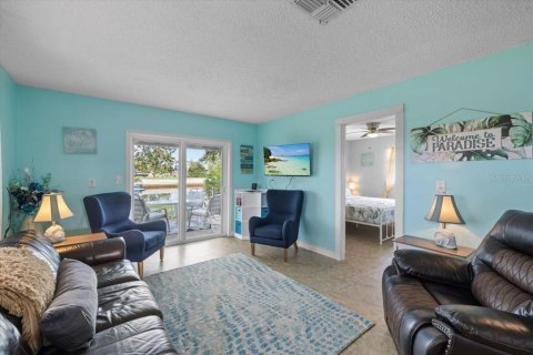 House in Hernando Beach, Florida 3 bedrooms, 107.77 sq.m. № 2238102 - photo 7