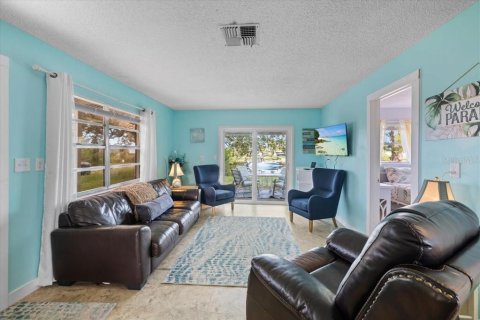 House in Hernando Beach, Florida 3 bedrooms, 107.77 sq.m. № 2238102 - photo 8