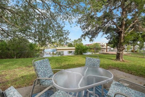House in Hernando Beach, Florida 3 bedrooms, 107.77 sq.m. № 2238102 - photo 28