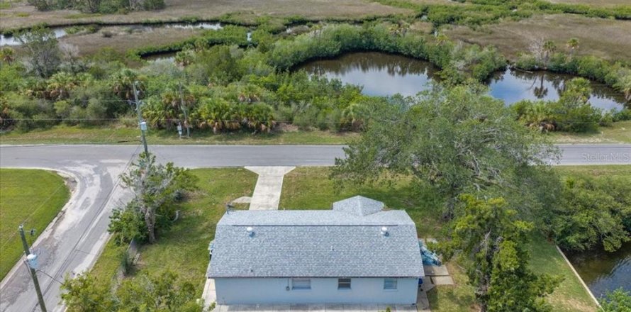 House in Hernando Beach, Florida 3 bedrooms, 107.77 sq.m. № 2238102