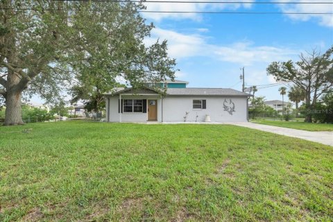 House in Hernando Beach, Florida 3 bedrooms, 107.77 sq.m. № 2238102 - photo 2