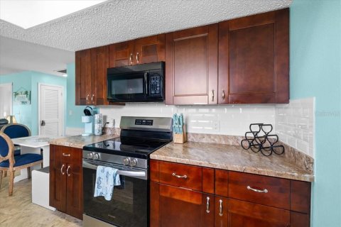 House in Hernando Beach, Florida 3 bedrooms, 107.77 sq.m. № 2238102 - photo 10