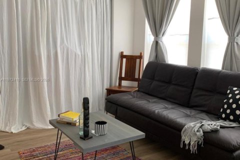 Commercial property in Miami, Florida 37.16 sq.m. № 2032999